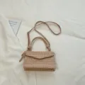 Borsa a tracolla in paglia intrecciata con manico superiore e comoda cinghia. - Bianco