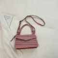 Borsa a tracolla intrecciata colorata fatta a mano, elegante borsa a righe arcobaleno da donna. - Rosa