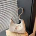 Cremeweisse Schleife Schultertasche, stylische Hobo Bag mit Herzanhanger fur Damen. - Weiß