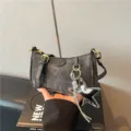 Μοντέδνα σκούρα γκρι τσάντα ώμου denim με ασημένιο αστέρι, στιλάτη καθημερινή τσάντα. - Με Μενταγιόν / Μαύρο