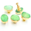 Boutons de meuble en agate cristal vert naturel avec poignée en laiton doré pour tiroir. - Vert