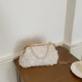 Sac de soirée floral blanc avec poignée perle et chaîne dorée variante, sac élégant. - Beige