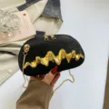 Schwarze Glitzer-Umhängetasche mit goldenem Wellen-Metallaccessoire für Damen. - Schwarz