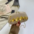 Elegante glitzernde goldene Umhängetasche mit metallischem 3D-Wellen-Design für Damen chic. - Gold