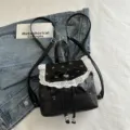 Joli petit sac à dos en cuir avec bordure en dentelle blanche et nœud pour femmes. - Noir