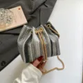 Μοντέδνα ψάθινη τσάντα bucket με αλυσίδα και σχέδιο κορδονιού για γυναικεία καθημερινή χρήση. - Μαύρο και Γκρι