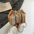 Πολύχρωμη πλεκτή ψάθινη τσάντα bucket με μεταλλική αλυσίδα και κορδόνι σύσφιξης για γυναίκες. - Πορτοκαλί