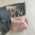 Mini sac à dos floral rose mignon avec bordure en dentelle et pendentif cœur en métal. - Rose