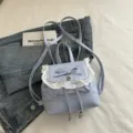Petit sac à dos bleu clair à fleurs avec bordure en dentelle et joli nœud pour les loisirs. - Bleu
