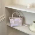Chic ρετρό γυναικεία τσάντα χειρός, μικρή κομψή τσάντα με γεωμετρικό μοτίβο και ροζ λεπτομέρειες. - Χωρίς μενταγιόν / Λευκό