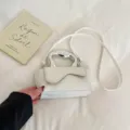 Weißer schicker Damen Umhängetasche, trendige Umhängetasche mit einem stilvollen Metallgriff. - Weiß