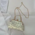Sac à bandoulière élégant en strass blancs avec chaîne dorée et poignée en métal. - Blanc