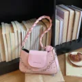 Sac épaule rose pour femme, bandoulière tressée élégante avec imprimé étoiles et chaîne. - Rose