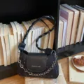 Sac baguettes noir style français de niche avec bandoulière tressée, imprimé étoiles et chaîne. - Noir