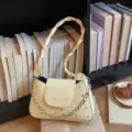 Élégant sac bandoulière jaune avec poignée tressée et chaîne chic pour un usage quotidien. - Jaune