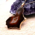 Natuurlijke agaat geode hanger met vergulde rand en een fijne ketting voor dames. - koffiekleur