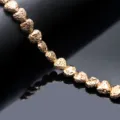 Vergoldete strukturierte Herzperlen Armband Hauptbild, ideal für DIY Schmuckherstellung. - Altgold
