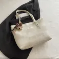 Κομψή μεγάλη γυναικεία τσάντα ώμου shopper για καθημερινή χρήση και κομψό αρκouδάκι. - Με Μενταγιόν / Ζαχαρί