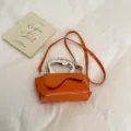 Orangefarbene Lackleder Handtasche mit Metallgriff trendige Umhaengetasche fuer Damen - Braun