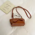 Elegante braune Lackleder Umhängetasche mit einzigartigem silbernen Metallgriff für Damen - Braun