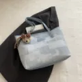 Στιλάτη μεγάλη γυναικεία τσάντα tote, casual τσάντα ώμου με κομψό αφηρημένο σχέδιο. - Με Μενταγιόν / Μπλε