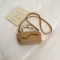 Modische Damen Umhängetasche mit silbernem Metallgriff und eleganter Textur-Optik. - Khaki