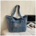 Casual denim shopper met schattig geborduurd letterdesign, ruime capaciteit voor dagelijks gebruik. - Zandgewassen Lichtblauw zonder Hanger