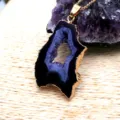 Natuurlijke paarse agaat geode hanger ketting met prachtige goud gegalvaniseerde ruwe steen. - Paars