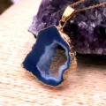 Natuurlijke blauwe geode agaat hanger ketting met vergulde ruwe kristal cluster. - Blauw