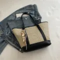 Zomerse strooien shopper tas met zwart PU lederen afwerking, stijlvolle schoudertas. - Met Hanger / Zwart