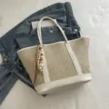 Zomerse geweven strooien shopper tas voor dames, stijlvolle schoudertas met PU leer. - Met Hanger / Wit