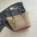 Dames stro geweven tote tas roze PU afwerking zomer schoudertas met kralen hanger strandtas - Met Hanger / Roze