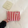 Pochette en toile rayée rouge et blanche, trousse de maquillage élégante et sac tendance. - Rayures rouges et blanches