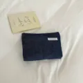 Pochette de maquillage en denim bleu foncé sac cosmétique minimaliste élégant voyage. - Bleu