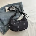 Borsa a tracolla hobo nera con stampa pois fiocco bianco, variante borsa casual chic. - Nero
