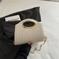 Chic borsa a tracolla in paglia beige con manico ovale dorato e catena elegante. - Bianco avorio