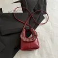 Κόκκινη παιδική τσάντα χιαστί από λουστρίνι με καρό βολάν, χαριτωμένη τσαντούλα πριγκίπισσας. - Κόκκινο