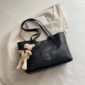 Borsa shopper nera in pelle PU con ciondolo orsetto, grande borsa a spalla casual da donna. - con portachiavi / Nero