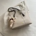 Borsa tote beige con manici marroni e ciondolo orsetto, borsa a spalla casual in pelle PU grande. - con portachiavi / Bianco avorio