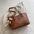 Borsa tote marrone in ecopelle con ciondolo orsetto lavorato a maglia, borsa a spalla. - con portachiavi / Marrone