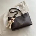 Borsa shopper marrone scuro in ecopelle da donna con grazioso ciondolo orsetto e doppi manici spalla. - con portachiavi / Caffè