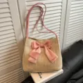 Straw shoulder bag with pink bow, large capacity tote bag for women daily casual use. - Pink