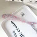 Detallada vista cercana del hermoso peine de acetato con diseño de forma de pez. - 19cm*3.2cm*4mm / Rosa Púrpura