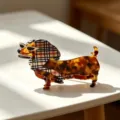 Gros plan détaillé de la pince à cheveux mignonne en forme de teckel avec motif écaille. - Style Écharpe à Carreaux / M / Teckel à rayures marron