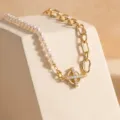 Collier tendance perles et chaîne combinées avec un pendentif croix chic et élégant. - Or