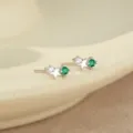 Pendientes de botón de estrella en plata de ley S925 con piedras blancas y verdes brillantes. - Oro Blanco Mayo Espinela Verde
