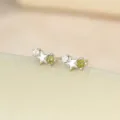 Pendientes de tuerca de doble estrella de plata S925 con circonitas blancas y verdes. - Oro Blanco Agosto Oliva Mediano