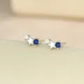 Pendientes de tuerca de estrella de plata esterlina S925 con cristales azules y claros. - Oro Blanco Septiembre Azul Zafiro