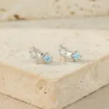 Hermosos pendientes de botón de estrella de plata de ley S925 con circonitas azul claro - Oro Blanco Diciembre Azul Mar Claro
