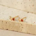 Pendientes de tuerca de estrella en plata de ley S925 chapada en oro con gemas rojas y blancas. - Oro Champán 14K Enero Rojo Granate